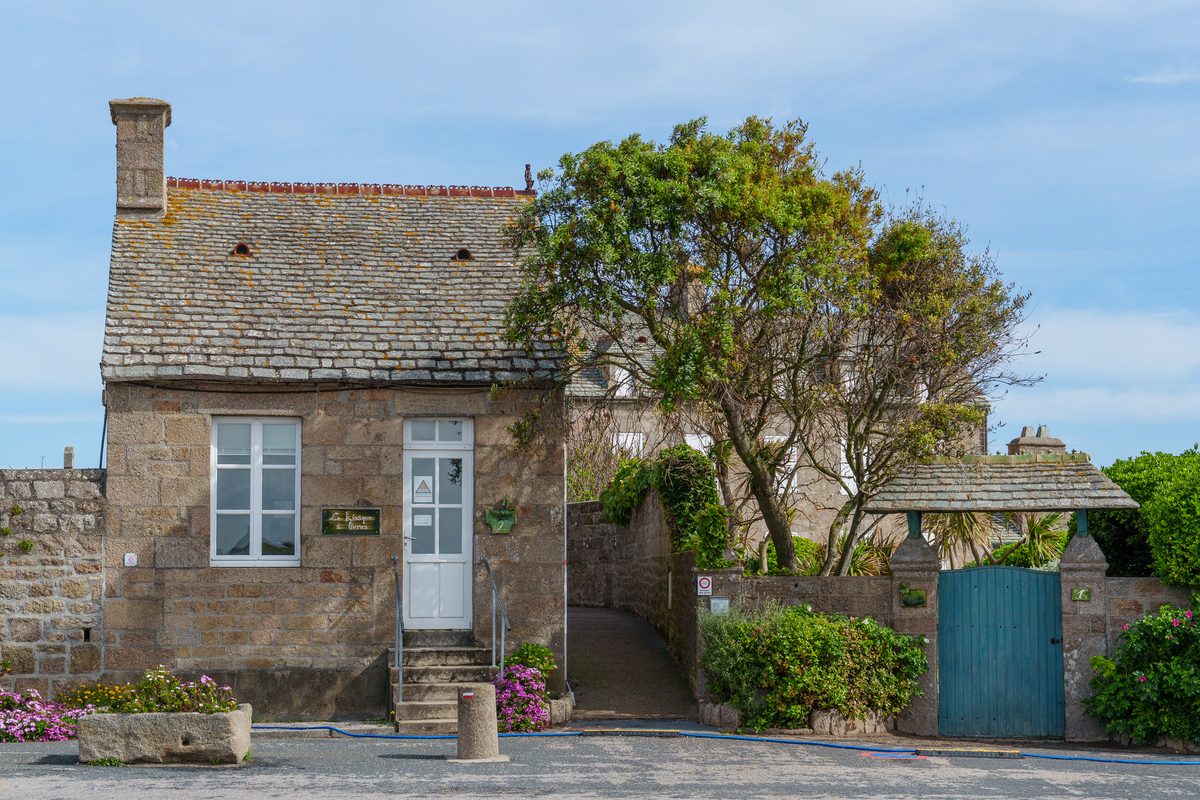 Maison bretonne avec toiture ardoise renovee par CHB Couverture